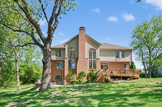 109 W Knorrwood Drive, Oakland Charter Township, MI 48306