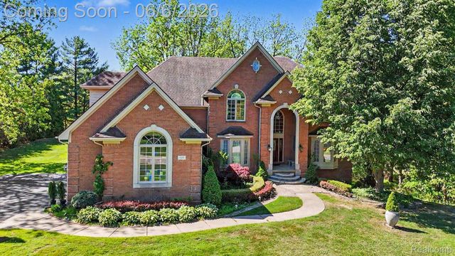 109 W Knorrwood Drive, Oakland Charter Township, MI 48306