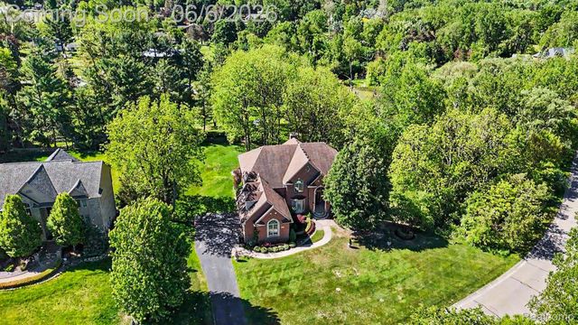 109 W Knorrwood Drive, Oakland Charter Township, MI 48306