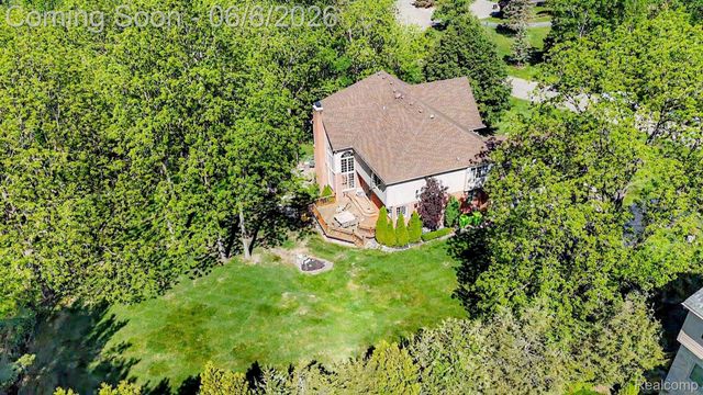 109 W Knorrwood Drive, Oakland Charter Township, MI 48306
