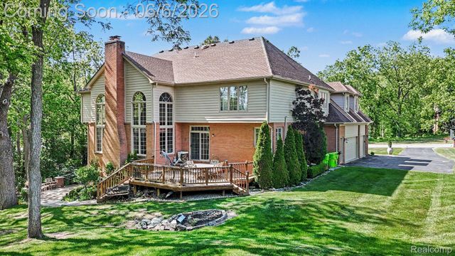 109 W Knorrwood Drive, Oakland Charter Township, MI 48306