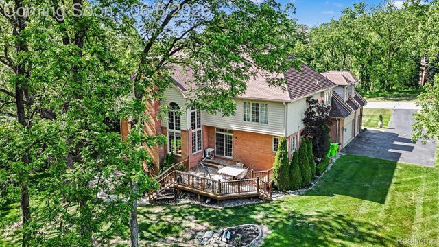 109 W Knorrwood Drive, Oakland Charter Township, MI 48306