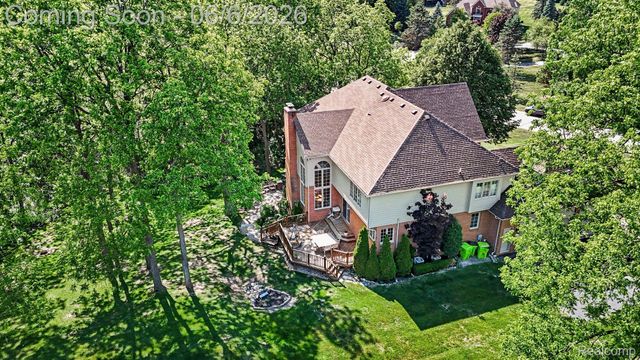 109 W Knorrwood Drive, Oakland Charter Township, MI 48306