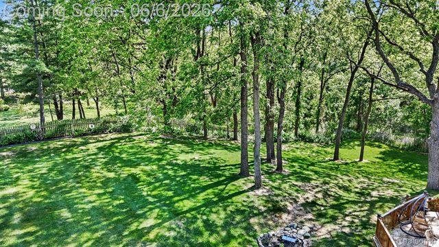 109 W Knorrwood Drive, Oakland Charter Township, MI 48306