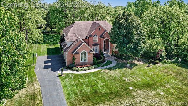 109 W Knorrwood Drive, Oakland Charter Township, MI 48306