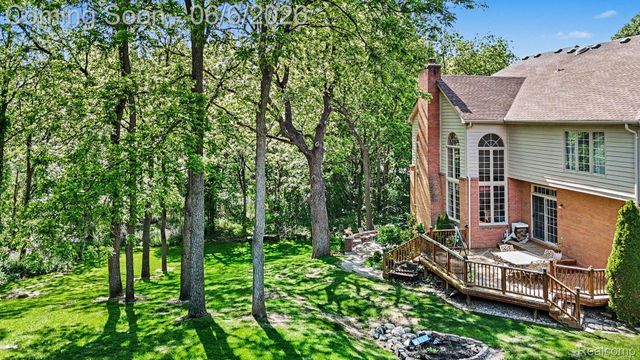 109 W Knorrwood Drive, Oakland Charter Township, MI 48306