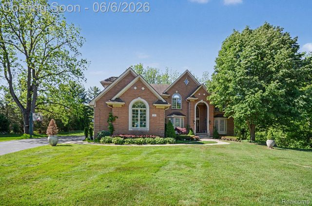 109 W Knorrwood Drive, Oakland Charter Township, MI 48306