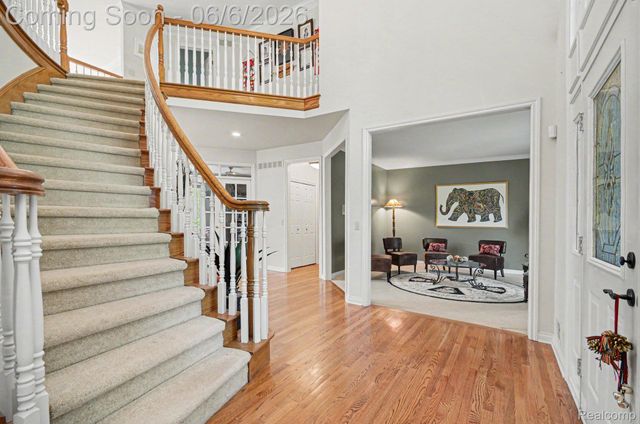 109 W Knorrwood Drive, Oakland Charter Township, MI 48306
