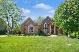 109 W Knorrwood Drive, Oakland Charter Township, MI 48306