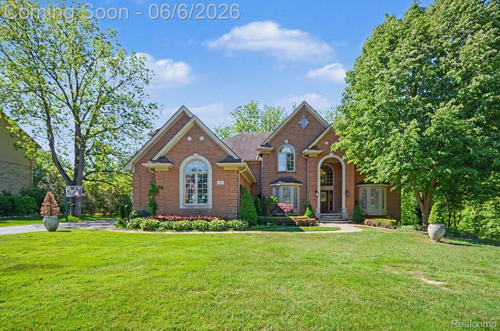 109 W Knorrwood Drive, Oakland Charter Township, MI 48306