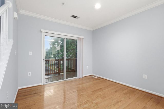 21800 DRAGONS GREEN SQ, Ashburn, VA 20147