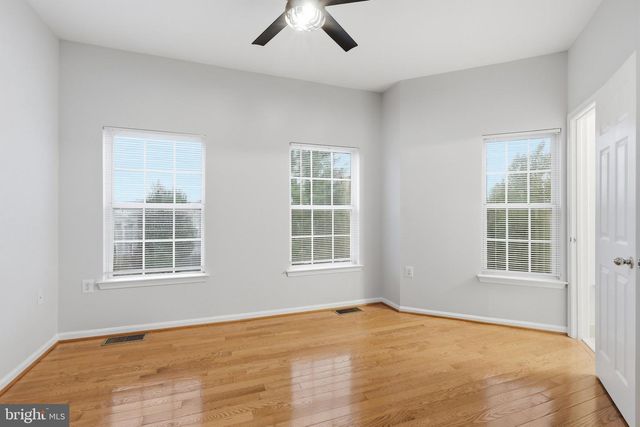 21800 DRAGONS GREEN SQ, Ashburn, VA 20147