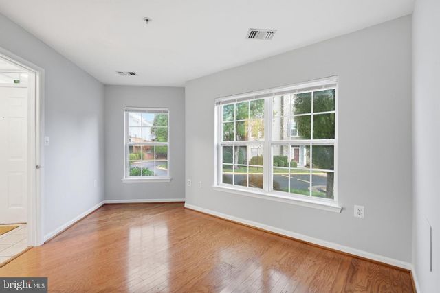 21800 DRAGONS GREEN SQ, Ashburn, VA 20147