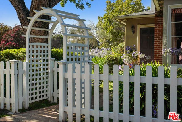 4648 Columbus Avenue, Sherman Oaks, CA 91403