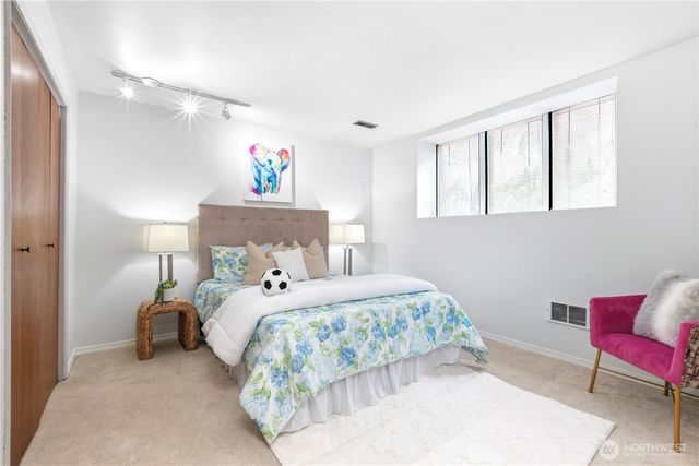 7020 137th Avenue NE, Redmond, WA 98052