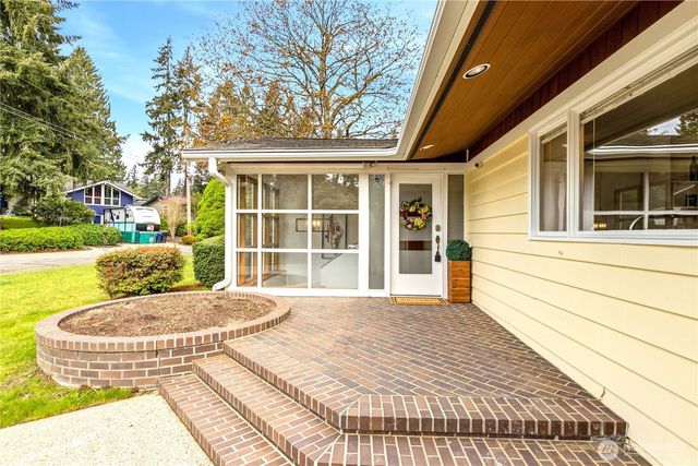 7020 137th Avenue NE, Redmond, WA 98052