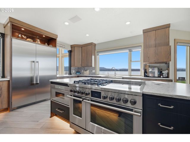 266 COLUMBIA POINT Rd, Longview, WA 98632