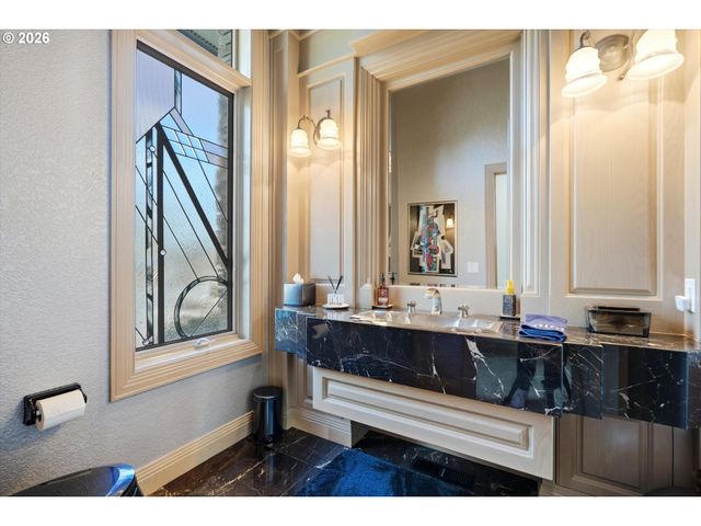 266 COLUMBIA POINT Rd, Longview, WA 98632