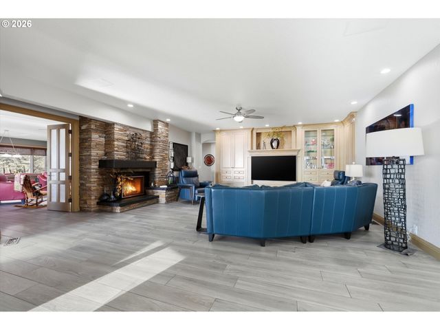 266 COLUMBIA POINT Rd, Longview, WA 98632