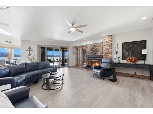 266 COLUMBIA POINT Rd, Longview, WA 98632