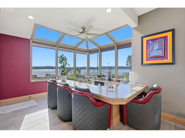 266 COLUMBIA POINT Rd, Longview, WA 98632