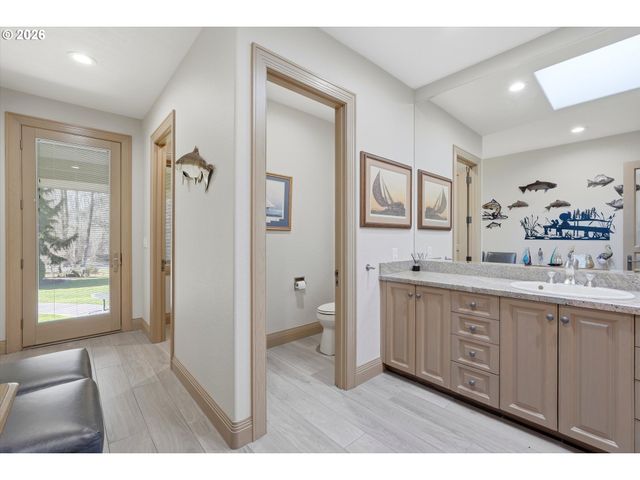 266 COLUMBIA POINT Rd, Longview, WA 98632