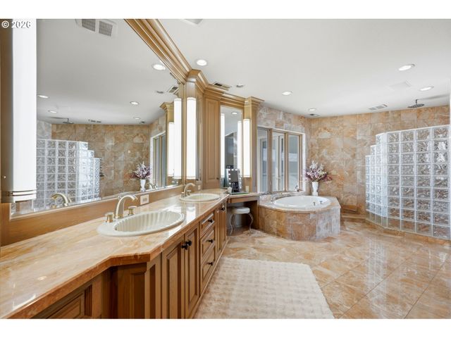 266 COLUMBIA POINT Rd, Longview, WA 98632