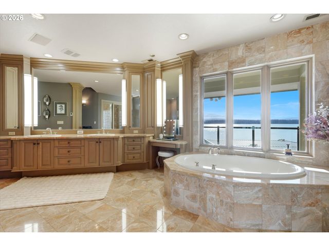 266 COLUMBIA POINT Rd, Longview, WA 98632