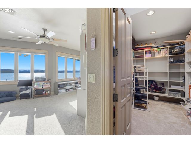 266 COLUMBIA POINT Rd, Longview, WA 98632