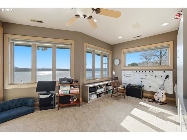 266 COLUMBIA POINT Rd, Longview, WA 98632