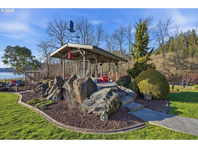 266 COLUMBIA POINT Rd, Longview, WA 98632