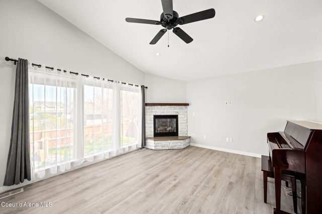 2617 W Blueberry CIR, Hayden, ID 83835