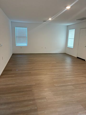 930 Cook Bnd, San Antonio, TX 78221