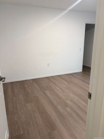 930 Cook Bnd, San Antonio, TX 78221