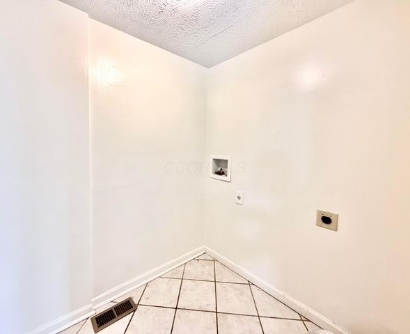 916 Lateglow Court, Newark, OH 43055