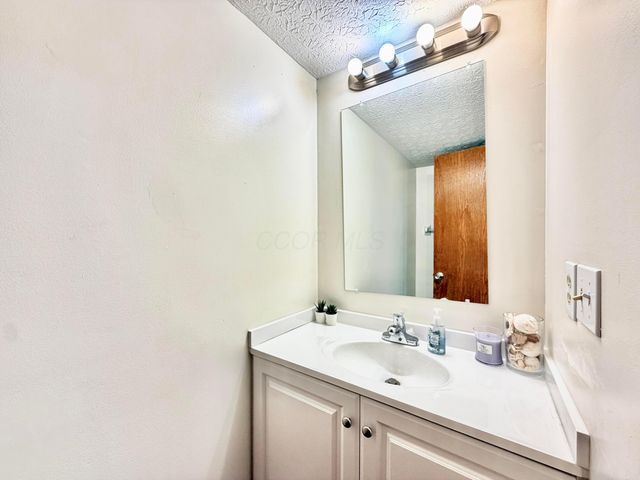 916 Lateglow Court, Newark, OH 43055