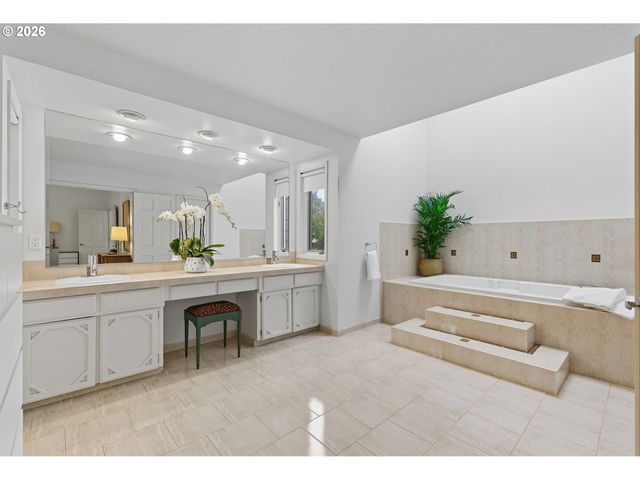 4393 SUNDEW Ct, Lake Oswego, OR 97035