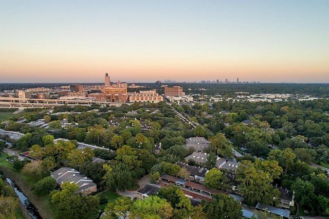 10 Legend Lane, Houston, TX 77024
