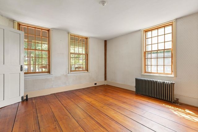 10 Poquanticut Ave, Easton, MA 02334