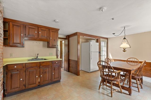 10 Poquanticut Ave, Easton, MA 02334