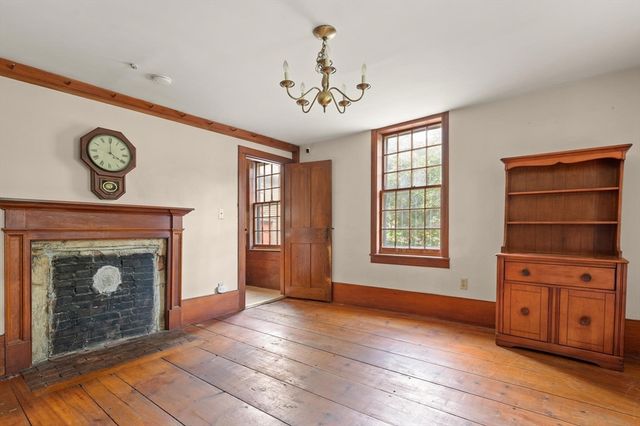10 Poquanticut Ave, Easton, MA 02334