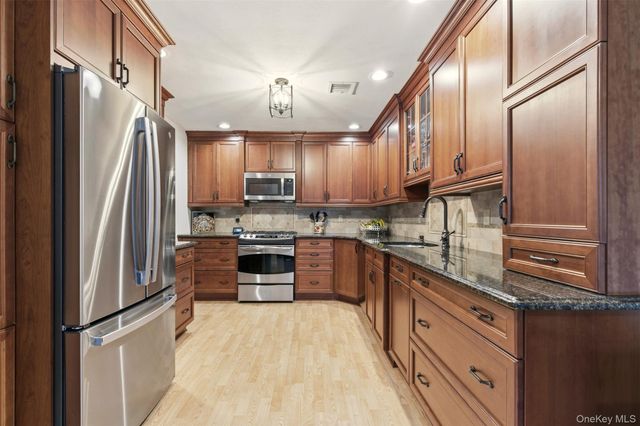 11 Indian Trace, Kings Park, NY 11754