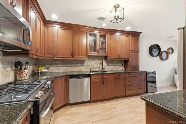 11 Indian Trace, Kings Park, NY 11754