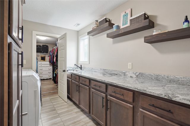 4205 Lakewood Lane, Des Moines, IA 50320