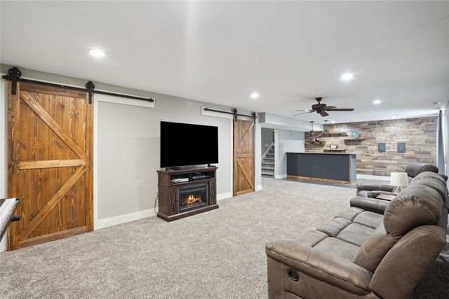4205 Lakewood Lane, Des Moines, IA 50320