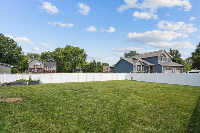 4205 Lakewood Lane, Des Moines, IA 50320