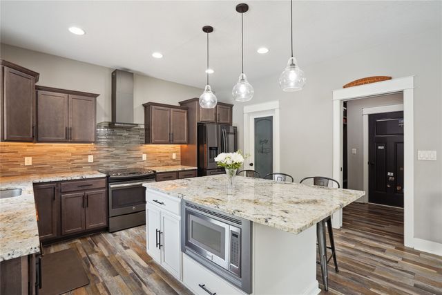 4205 Lakewood Lane, Des Moines, IA 50320