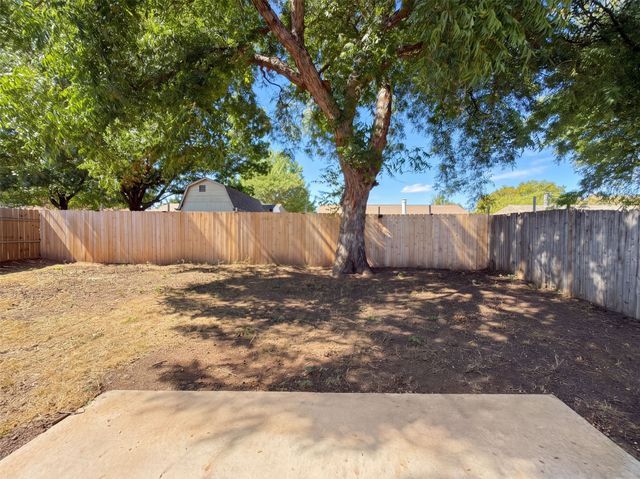 327 Texas Drive, Lake Dallas, TX 75065