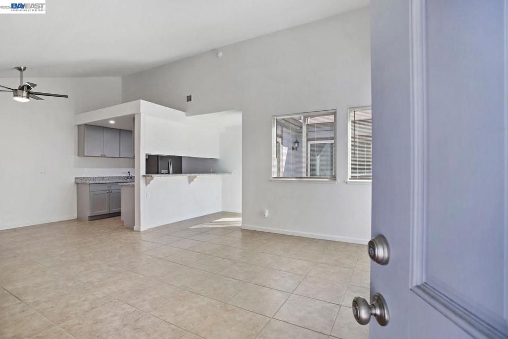 Image 5 of property listing at 8710 8710 Kelley Dr, Stockton, CA 95209