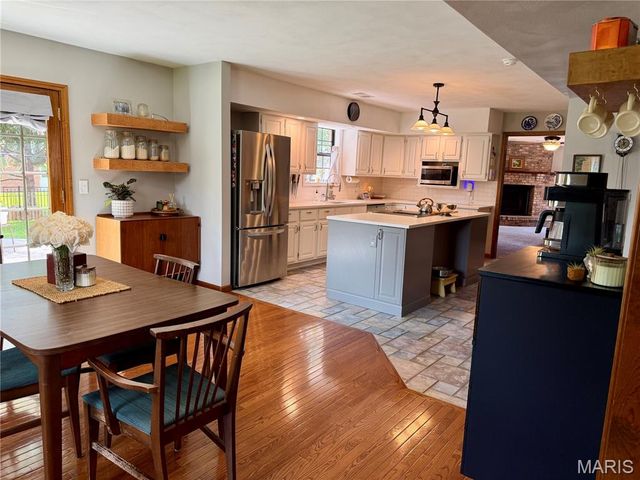 404 Hunters Glen, Belleville, IL 62220